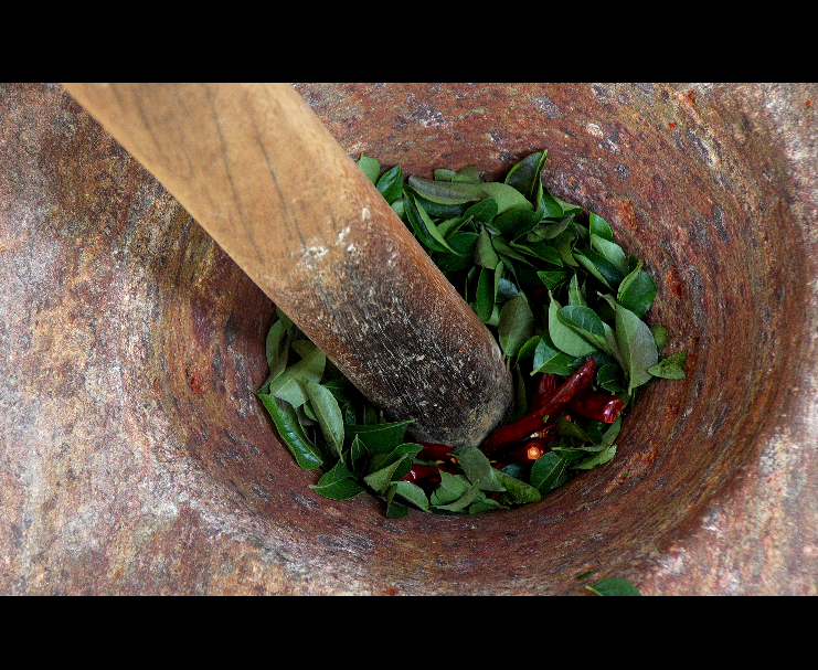 దంచిన కరివేపాకు కారం పొడి | Stone Mortar Curry leaf spice powder
