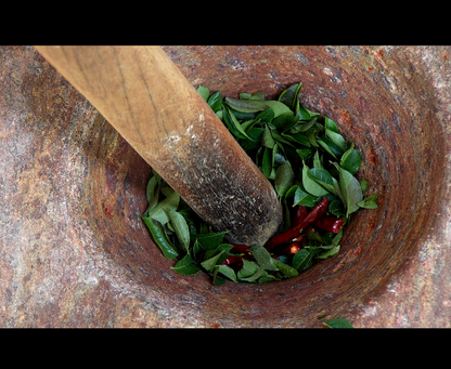 దంచిన కరివేపాకు కారం పొడి | Stone Mortar Curry leaf spice powder