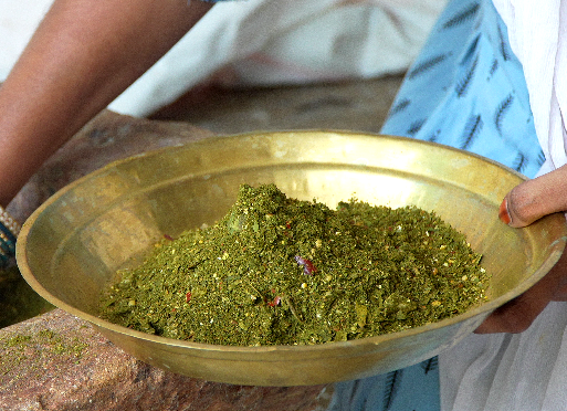 దంచిన కరివేపాకు కారం పొడి | Stone Mortar Curry leaf spice powder